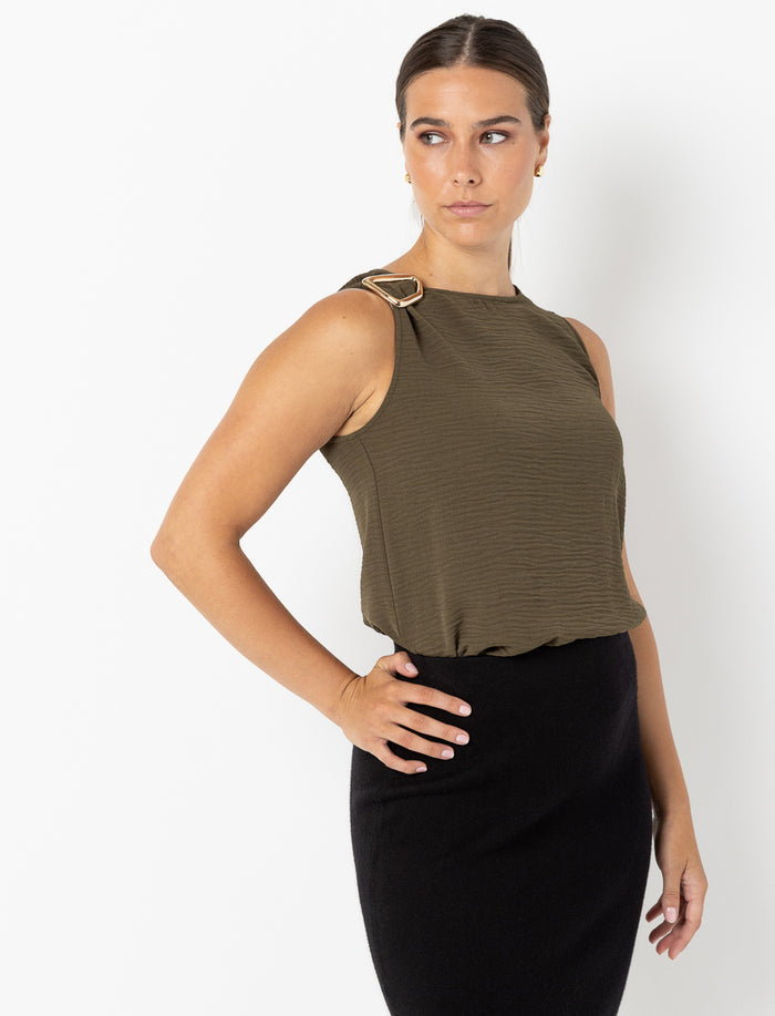 Camisole asymétrique avec boucle en métal
