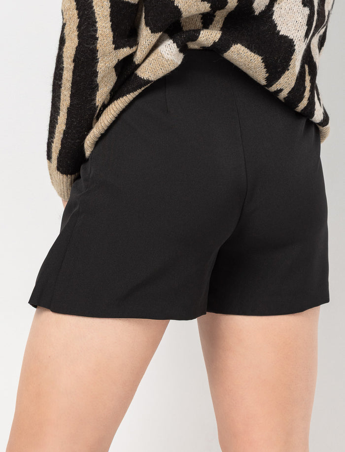 Jupe-short à boutons décoratifs