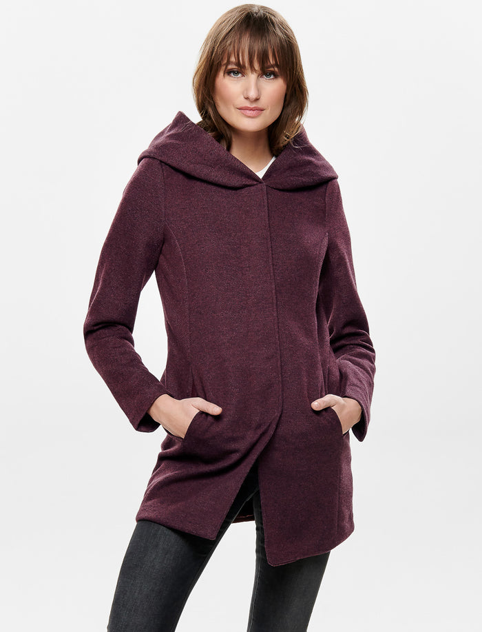Manteau à capuchon en tricot bouclé