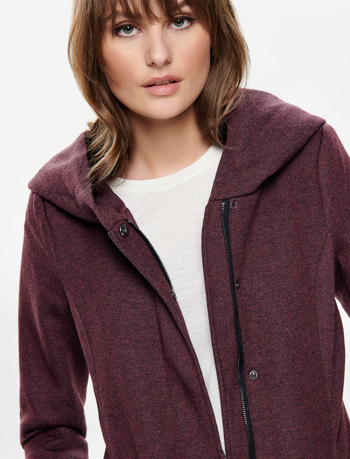 Manteau à capuchon en tricot bouclé