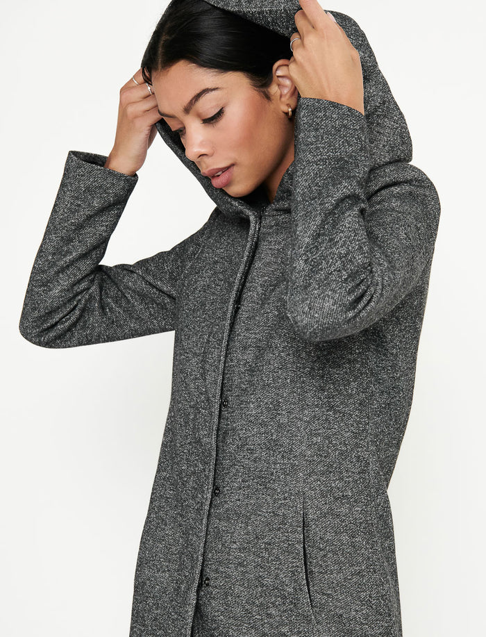 Manteau à capuchon en tricot bouclé
