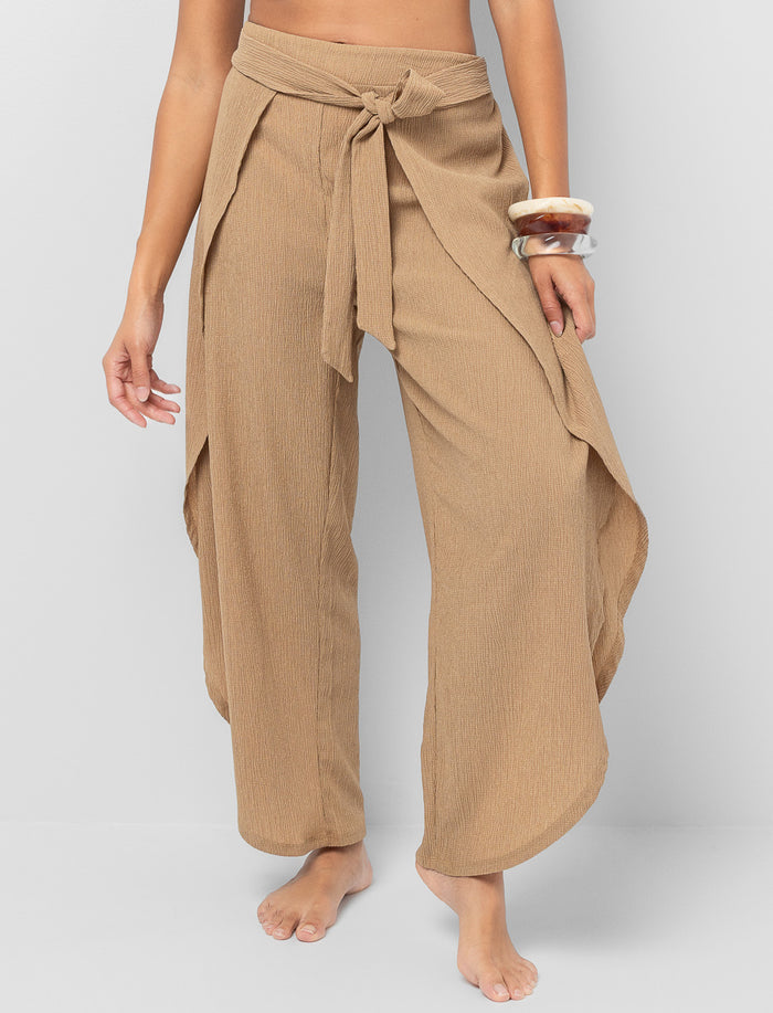Pantalon texturé à fentes