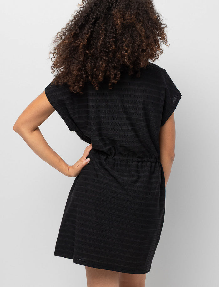Robe en mesh cintrée à la taille