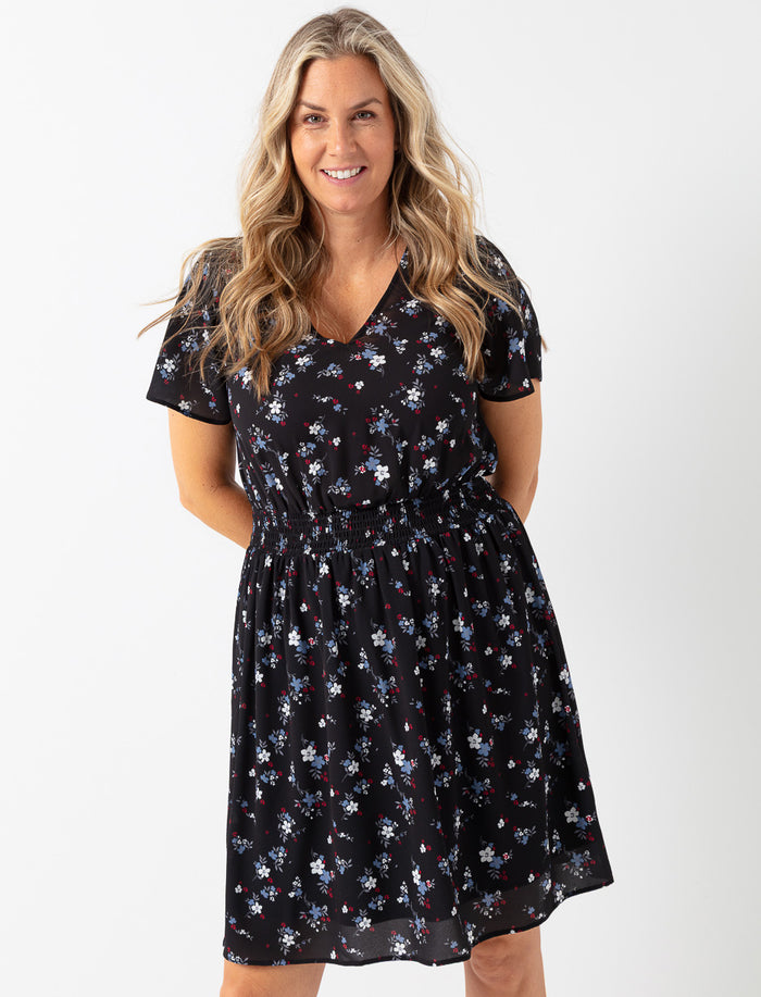 Robe fleurie cintrée à taille cintrée