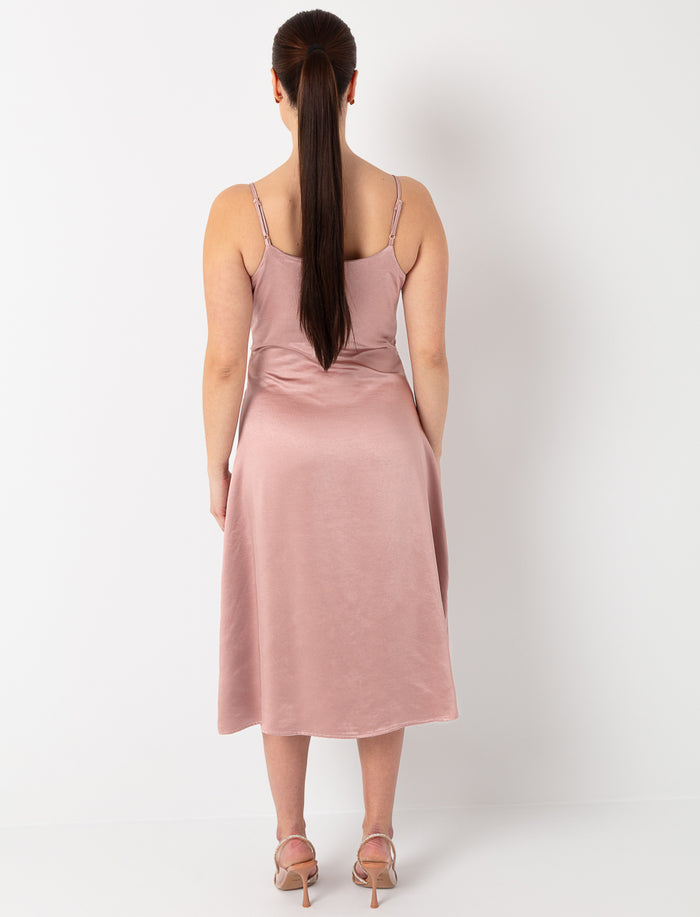 Robe midi satinée nouée sur le côté