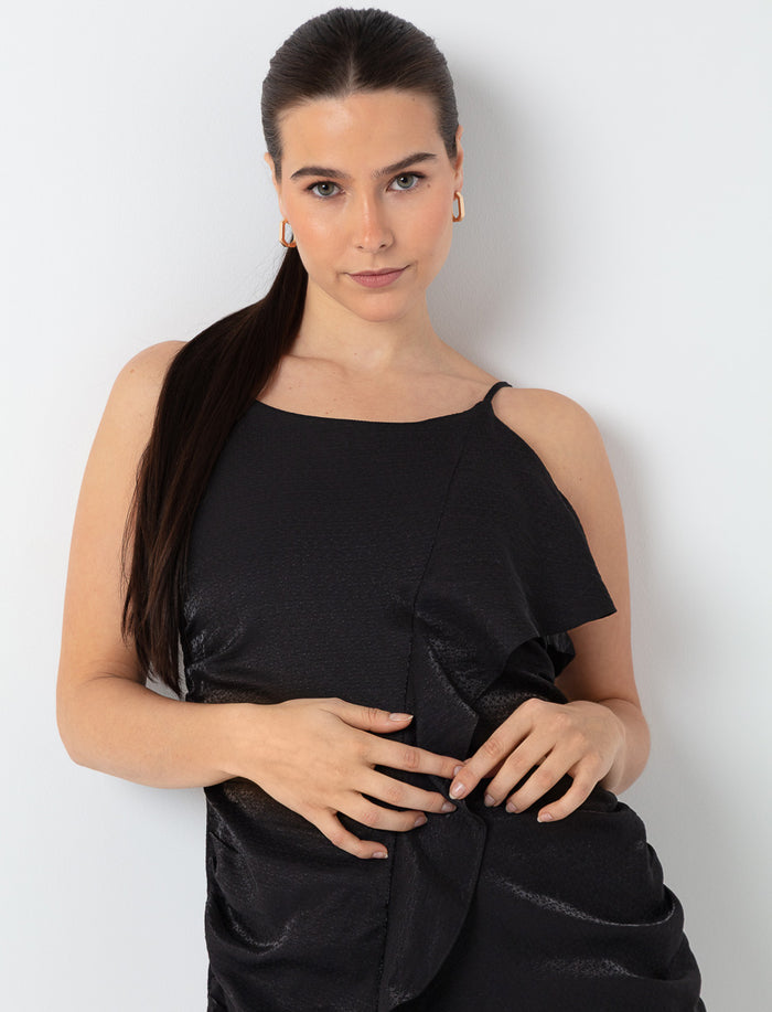 Robe satinée à volants asymétriques