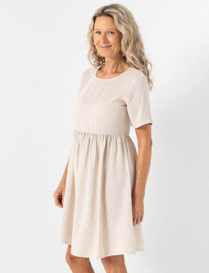 Robe unie cintrée à la taille