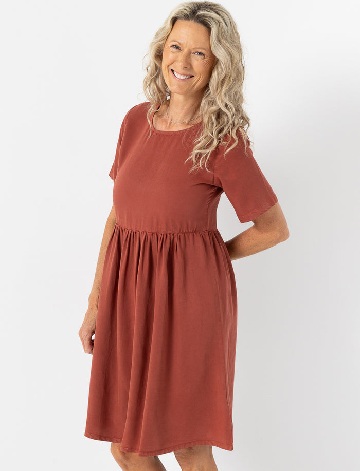 Robe unie cintrée à la taille