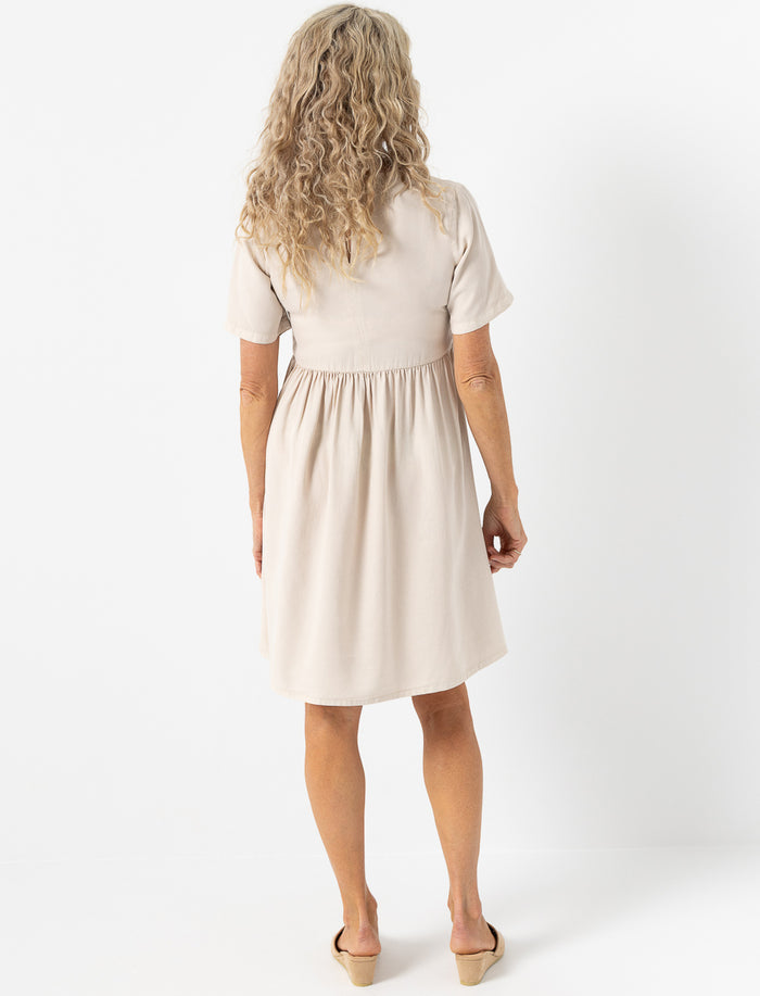 Robe unie cintrée à la taille