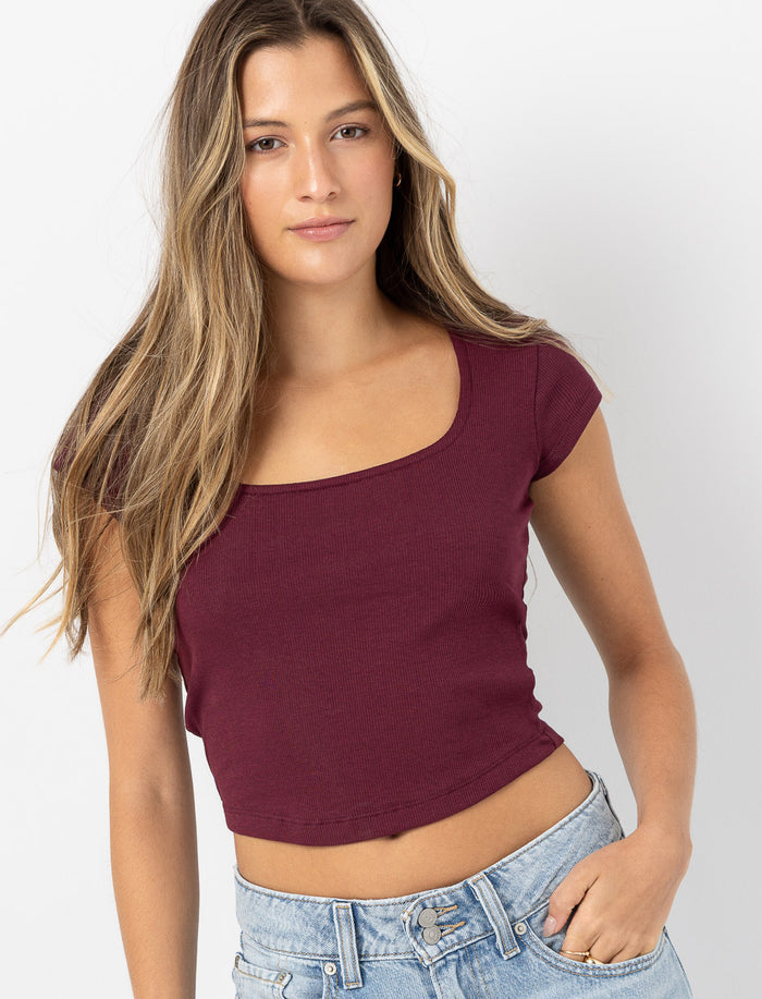 T-shirt côtelé à col dégagé