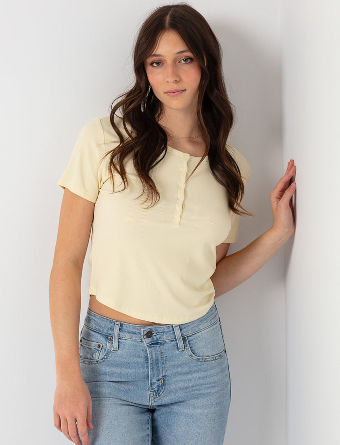 T-shirt uni à col boutonné