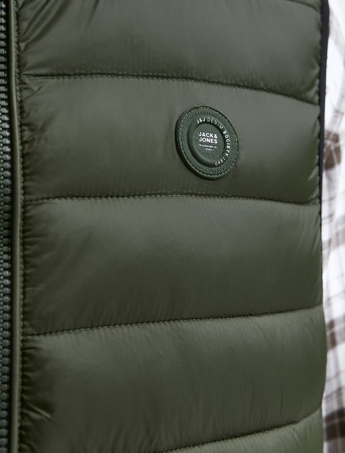 Veste matelassée sans manches à col montant